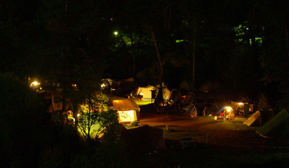 Terrain de tente en nuit