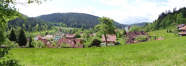 Enzklösterle in het Zwarte Woud, met uitzicht op het dorp richting Hummelberg