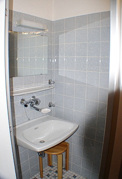 cabines individuelles avec lavabo alimenté en eau chaude et en eau froide